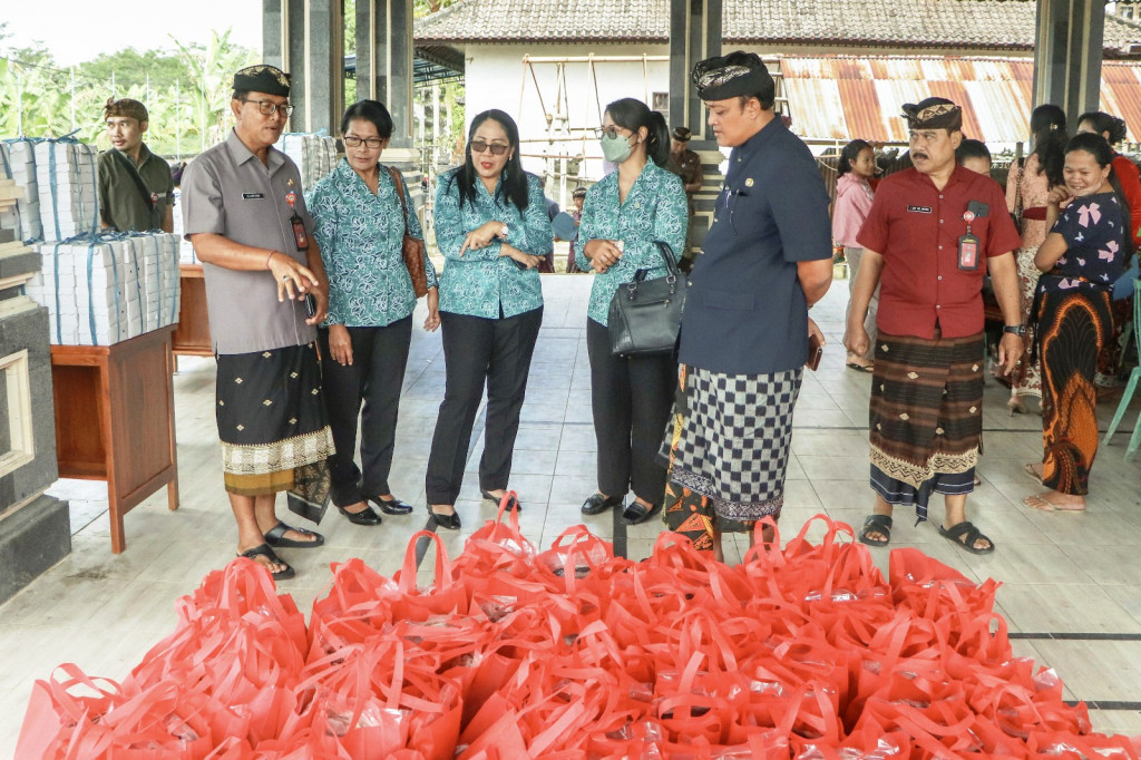 TP PKK Kabupaten Badung Serahkan Bantuan PMT Kepada Penyandang Rawan Sosial